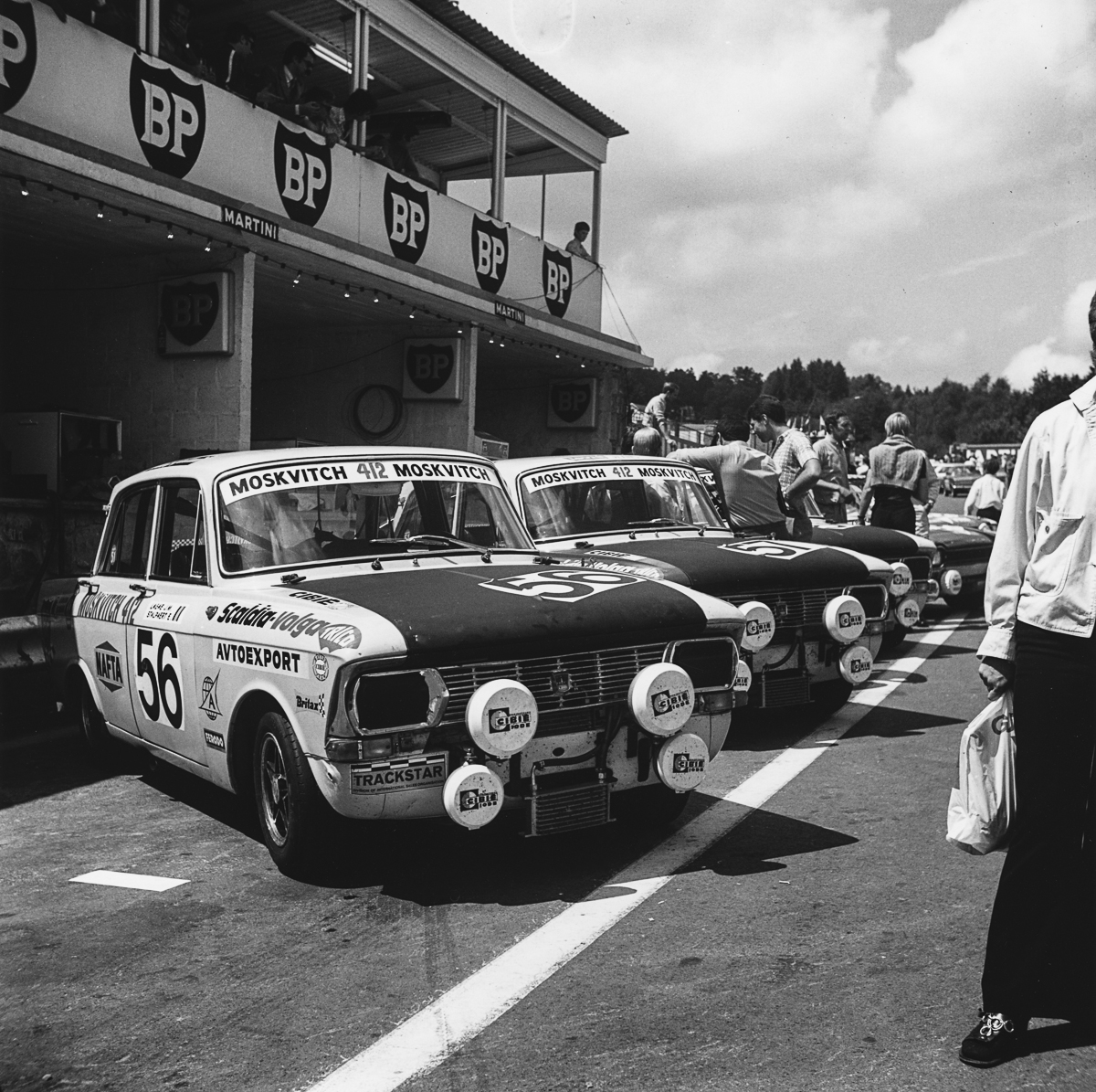 Moskvitches lined up before the start in 1971 (Results)